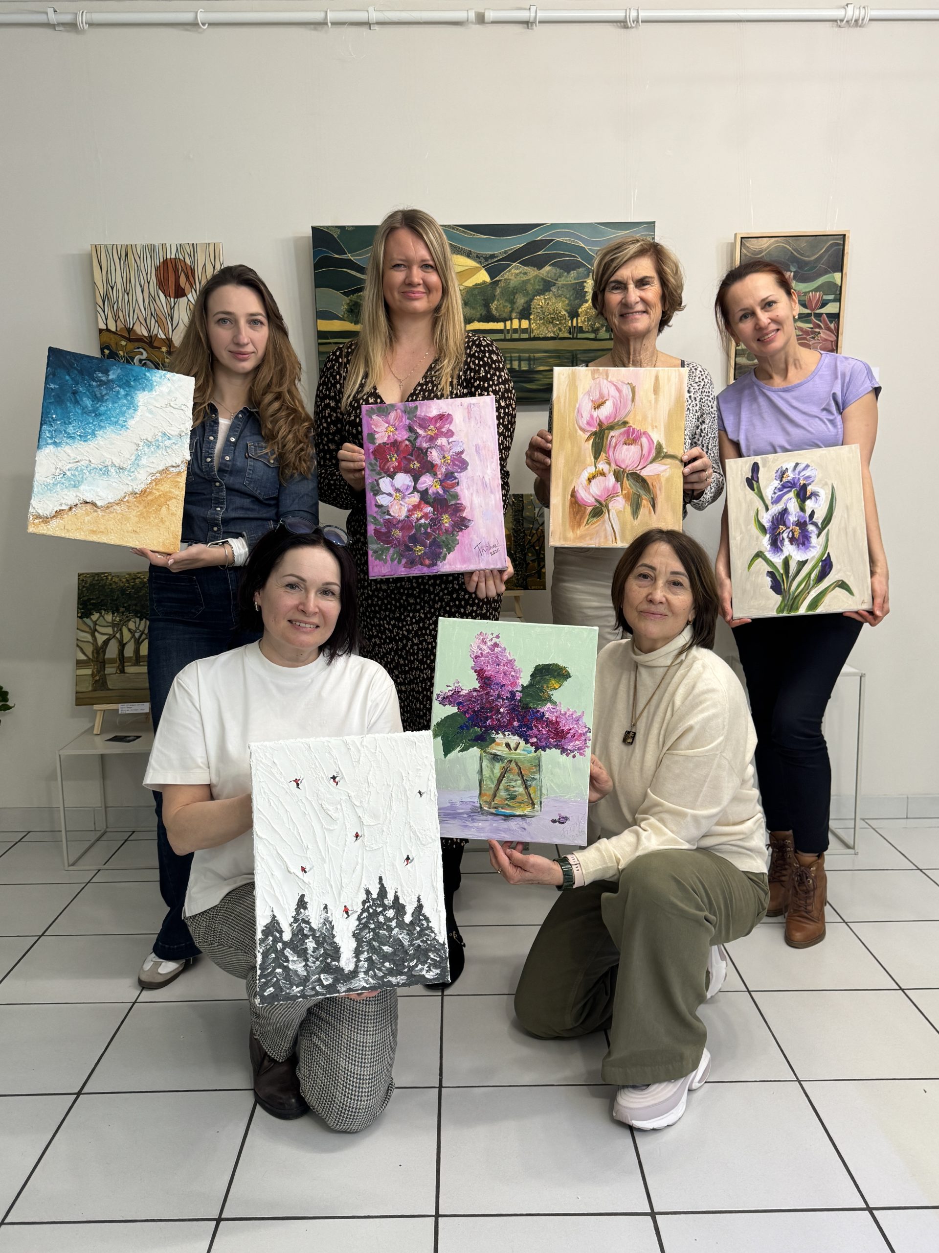 Participants présentant leurs peintures lors d’un atelier de groupe à la Galerie Olesya Lisa à Montpellier