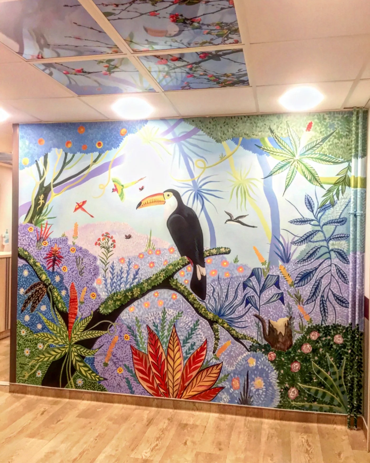 Fresque tropicale avec toucan réalisée par Olesya Lisa